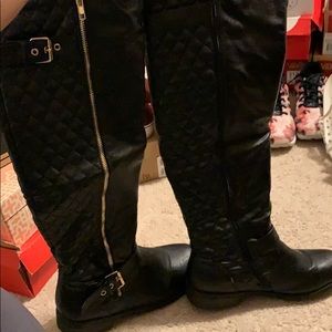 knee high black boots